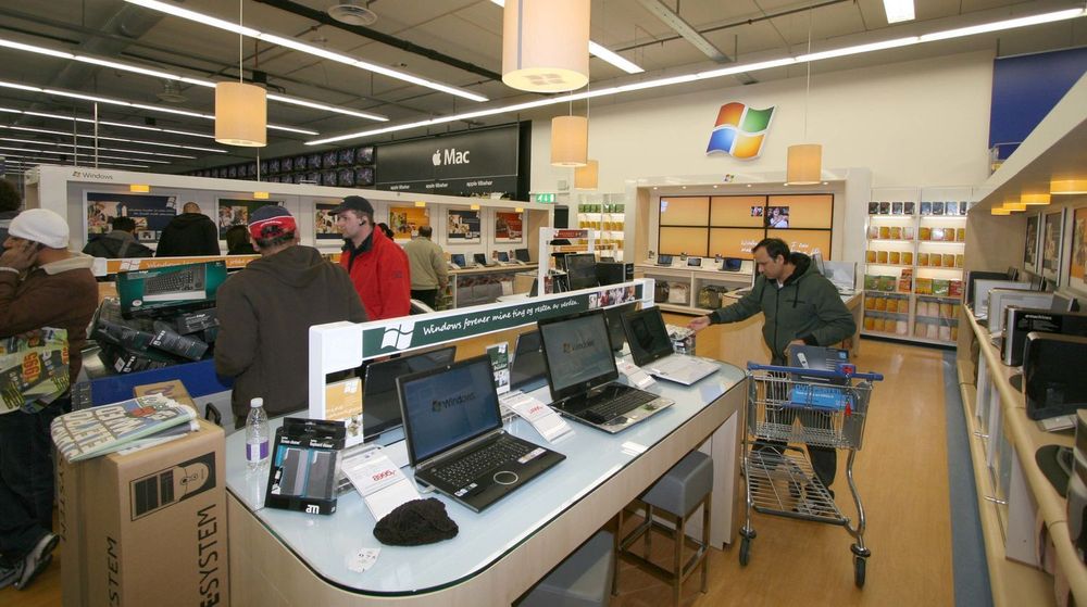Elektronikkleverandører er redusert til underleverandører til nettplattformer som Google, Apple og Microsoft, her illustrert ved en butikk i Elkjøp-kjeden.