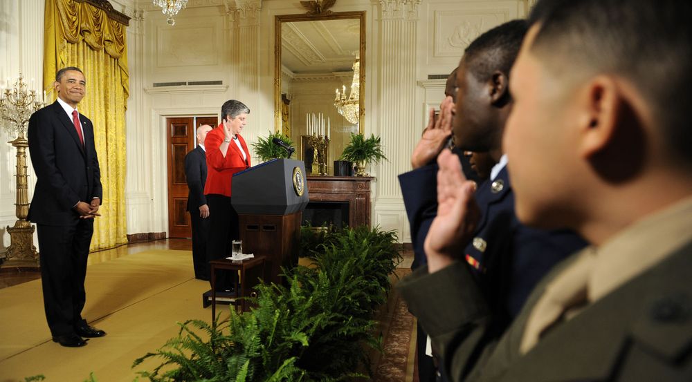 Uten epost: Statsråd Janet Napolitano i departementet for innenriks sikkerhet. Her sammen med USAs president Barack Obama på en tilstelning i Det hvite hus 4. juli 2012.