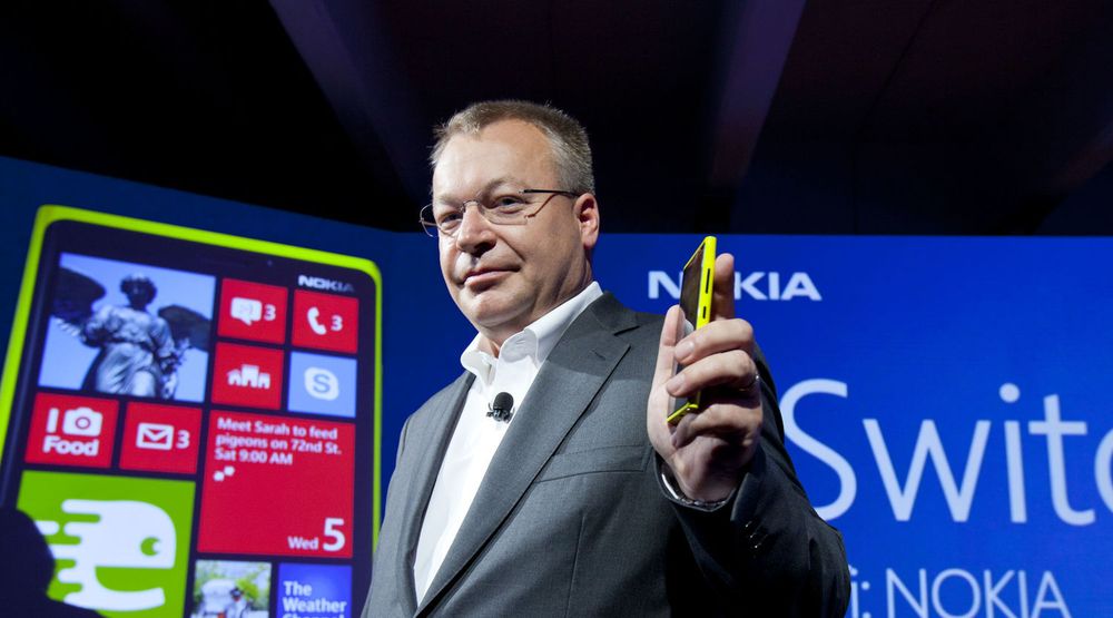 Stephen Elop viste fornøyd frem Nokias nye flaggskip under en pressekonferanse på sensommeren. Meglerhuset Pareto anbefaler nå investorer å kjøpe aksjer i selskapet før de fremlegger tall for tredje kvartal.