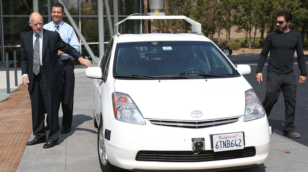 Californias guvernør, Edmund «Jerry» G. Brown Jr (t.v), senator Alex Padilla og Google-medgründer Sergey Brin etter en kjøretur med en selvstyrende bil ved Googles hovedkontor i Mountain View, California, i forbindelse med underskrivingen av en delstatslov som regulerer bruken av slike kjøretøyer.