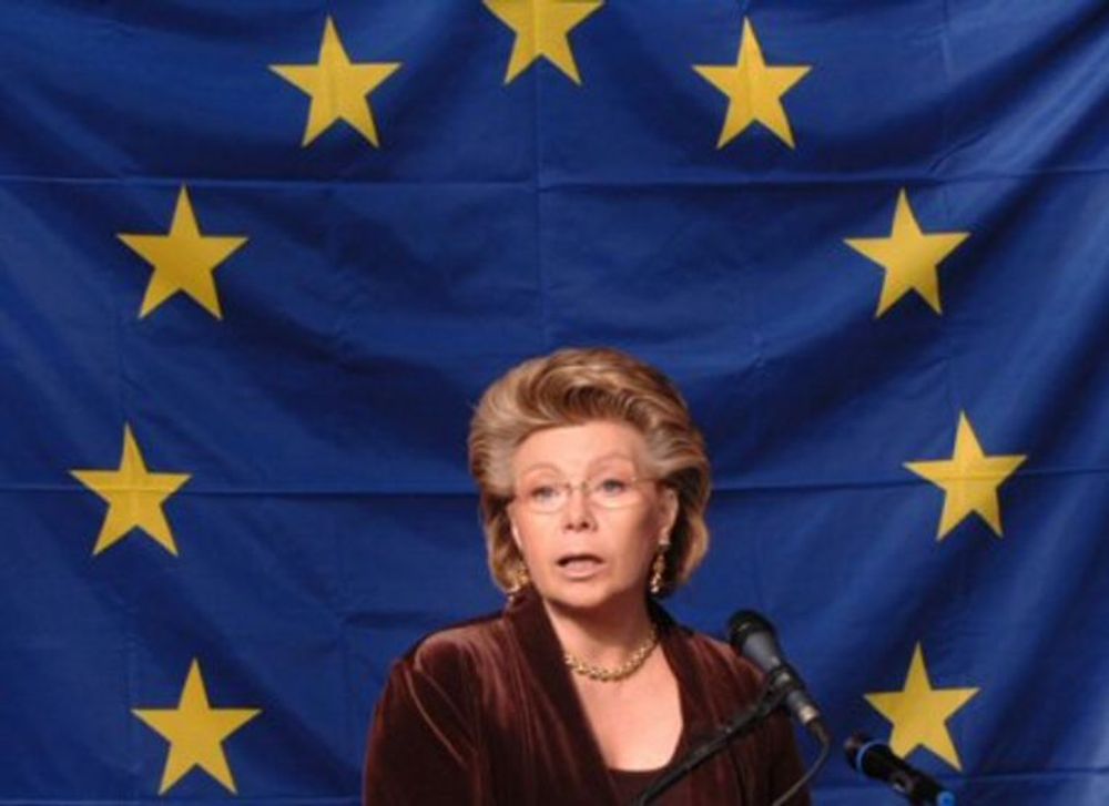EU-kommissær Viviane Reding refser norske og europeiske teleoperatører. Nå blir det regulering av makspriser.