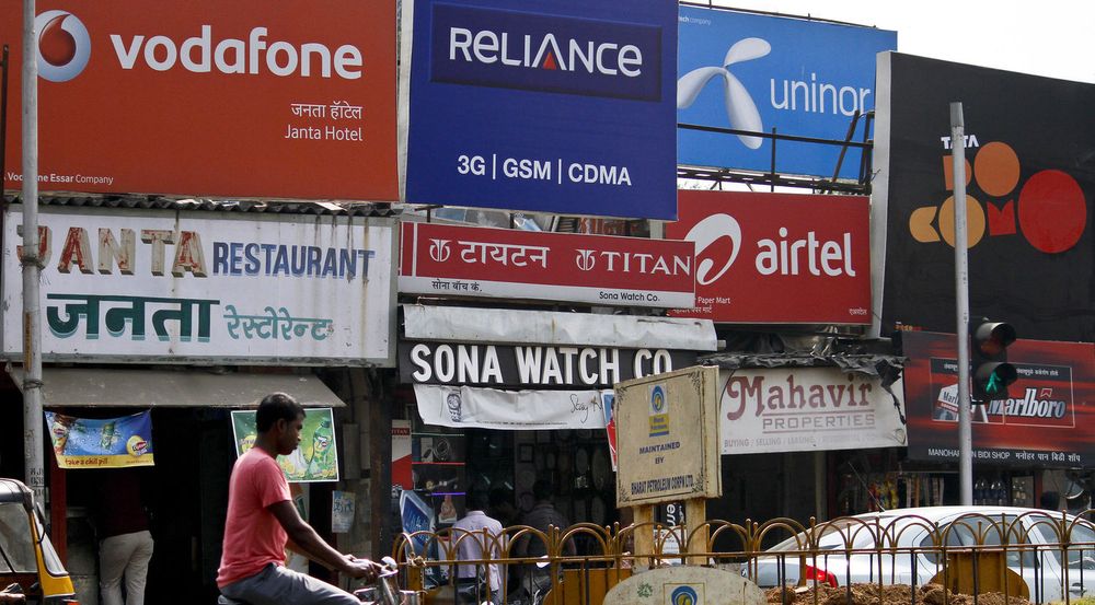 Reklamen i denne gaten i Mumbai gjenspeiler den harde konkurransen i Indias mobilmarked, mellom blant annet Vodafone, Reliance, Uninor, Airtel og Tata Docomo. Gjennomføres nye auksjoner på mobillisenser står flere utenlandske aktører i fare for milliardtap.