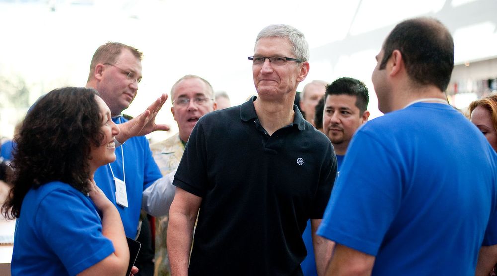 Tim Cook mener 600 000 amerikanske arbeidsplasser er skapt eller er avhengig av Apple. Her er han på besøk i en Apple-butikk i Palo Alto 27. oktober i år.