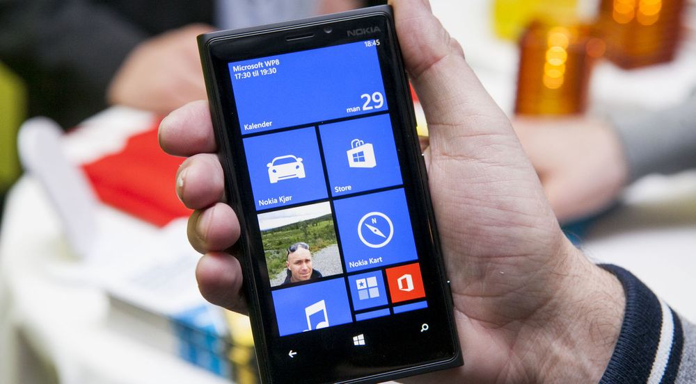 IDC har av uklare årsaker nesten halvert prognosene for hvor stor markedsandel Windows Phone, her representert ved en Nokia Lumia 920, vil få innen 2016.