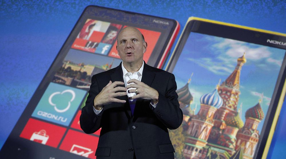 Steve Ballmer fortalte i går selskapets aksjonærer om at Windows Phone selger langt bedre enn i fjor. Her fra en pressekonferanse den 6. november 2012 i Moskva hvor Ballmer presenterte det nye mobil-operativsystemet.