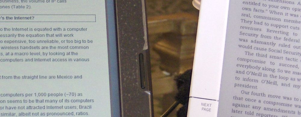 Pixel Qi-skjermen til venstre er i «e-papirmodus» og viser bare gråtoner. Sammenlikn med Kindle-skjermen fra E Ink til høyre. De to skjermene bygger på vidt forskjelllige teknologier.