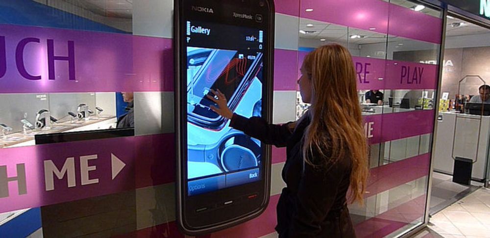 Skjermen kan prøves ut ved Nokias forretning i kjøpesenteret Byporten i Oslo. (Foto: Back)