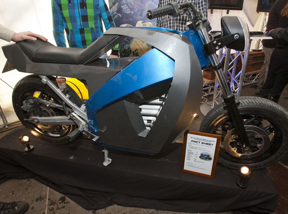 El-sykkelen er klassifisert som tung motorsykkel, og oppnår ifølge Robert Engels en hastighet på 125 kilometer i timen. Maskinen lades med vanlig strømkontakt, og rekkevidden er rundt 10 mil på en oppladning.