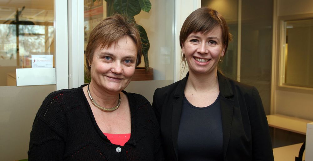 (fra v.) Fornyingsminister Rigmor Aasrud besøkte i dag for første gang Friprogsenteret og direktør Heidi Arnesen Austlid.