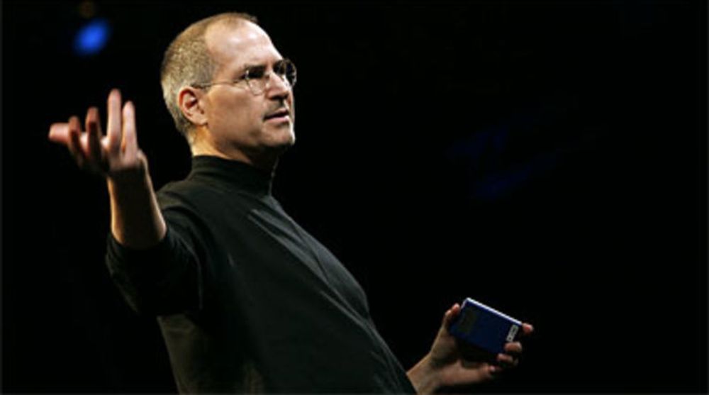 Steve Jobs tok over et nesten konkurs Apple i 1997, og har siden vært svært restriktiv med å utbetale utbytter. Nå bugner selskapet av kontanter. Etter Jobs bortgang begynner presse på at Apple skal utbetale noe til aksjonærene. 