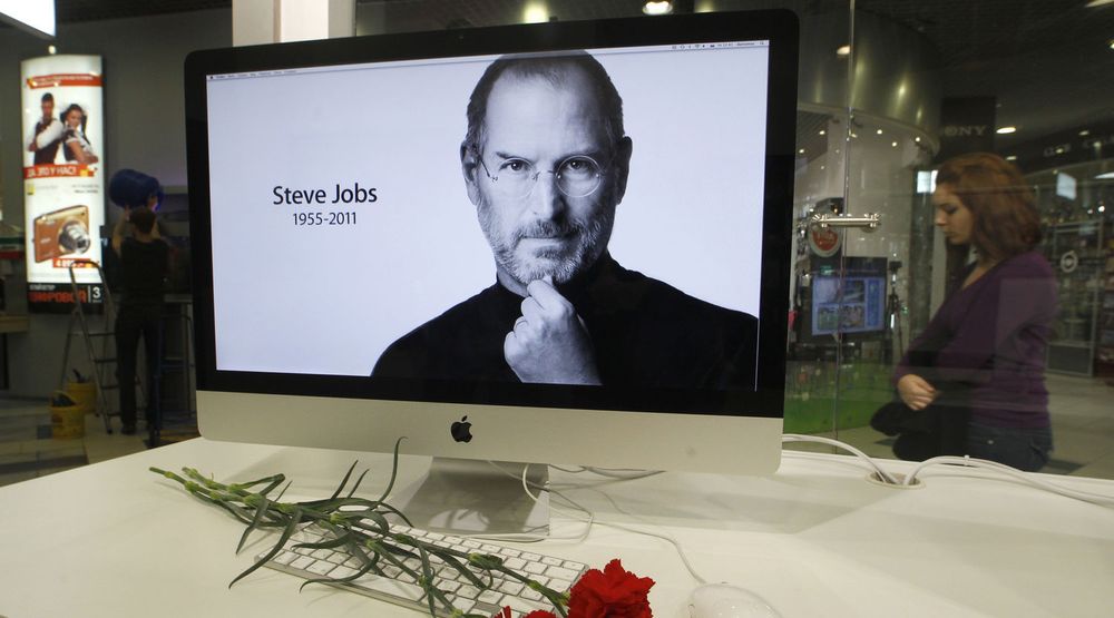 Nyheten om Steve Jobs bortgang beveget en hel verden torsdag.Bildet er fra en Apple-butikk i St. Petersburg.