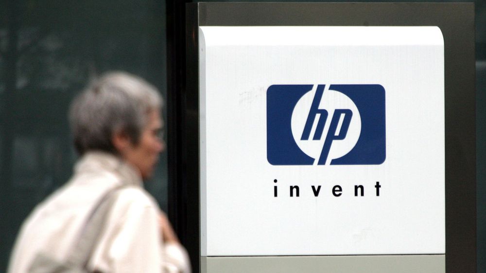 Hewlett-Packard har engasjert investeringsbanken Goldman Sachs for å beskytte seg mot aggressive investorer som kan bryte opp selskapet.