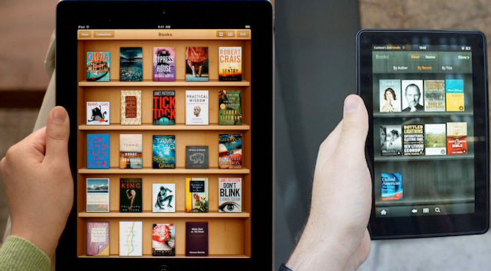 Amazon solgte e-bøker med kraftige rabatter for å fremme salget av Kindle. Et samarbeid mellom Apple og forlagene tvang Amazon til å gi opp rabattene. Til høyre den nye Kindle Fire, til venstre iPad med iBooks-appen.