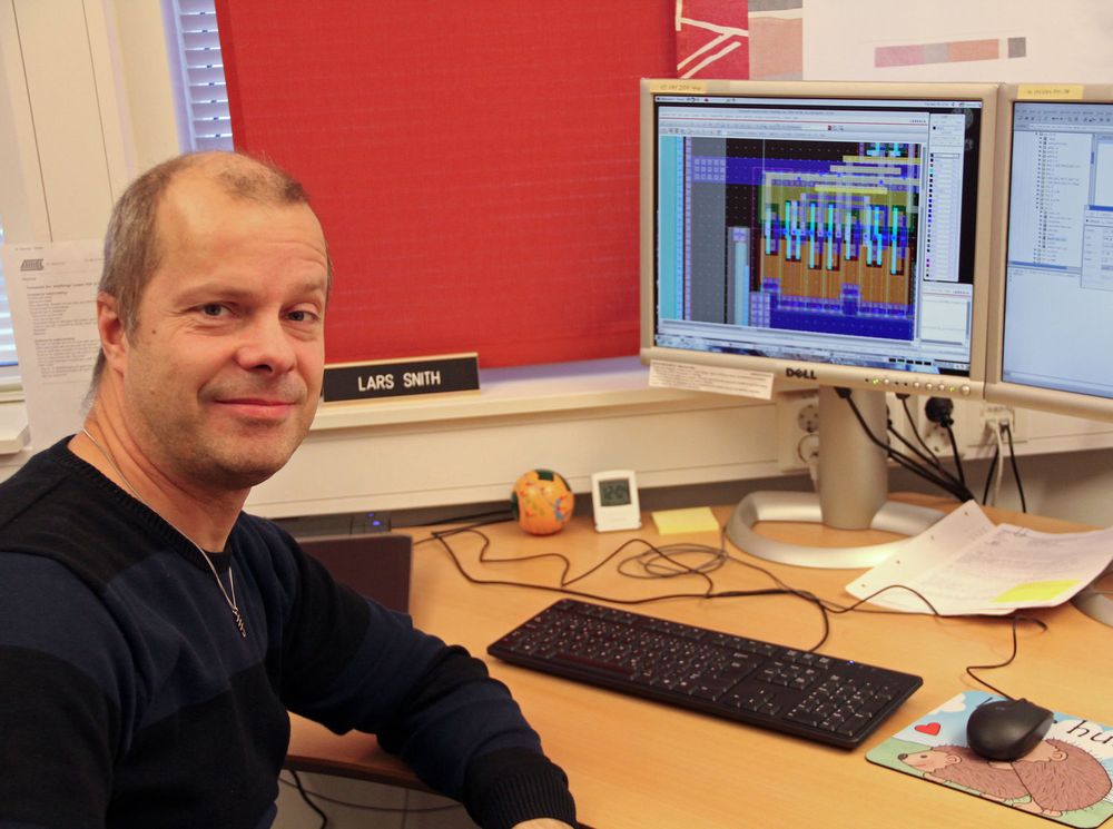 Lars Snith er «library manager» for AVR-produktene. På skjermen vises design av en funksjonsblokk i en brikke.
