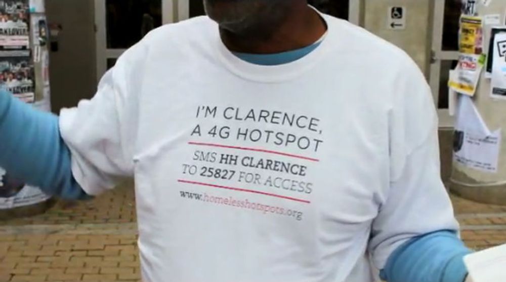 Clarence vandrer gatelangs med en enhet som gir trådløs nettaksess. Det er frivillig å gi ham en donasjon for å bruke forbindelsen.
