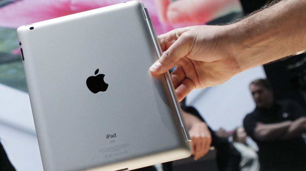 En Apple-ansatt viser fram nye iPad som ble presentert i San Francisco onsdag denne uken.