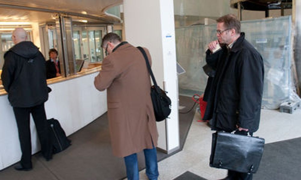 Ingen i Apple-følget ønsket å presentere seg med navn. Apples norgessjef Arne Odden til høyre i bildet.