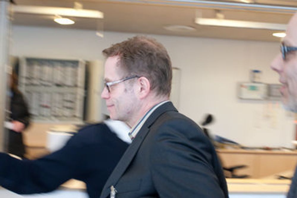 Arne Odden og hans kolleger haster inn bak sikkerhetsslusene i departementet.