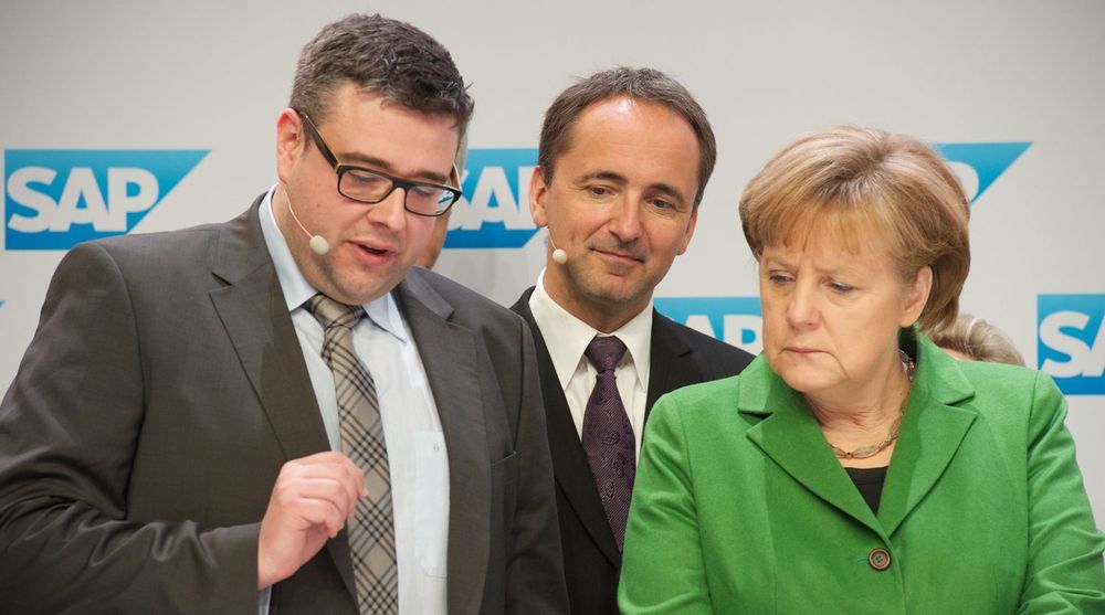 Forbundskansler Angela Merkel på SAP-stand på CeBIT: Hun får en innføring i Hana Oncolyzer fra SAP-sjef Jim Hagemann Snabe (i midten) og Christian Regenbrecht fra Charité, SAPs partner i forskningsprosjektet.