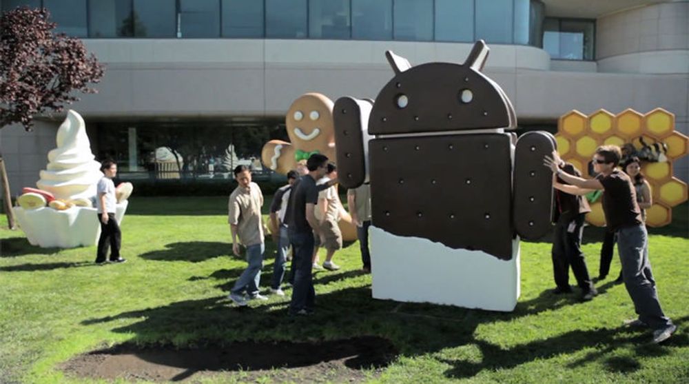 Google-ansatte setter opp statuen for Android 4.0 Ice Cream Sandwich på plenen ved Googleplex i oktober 2011.