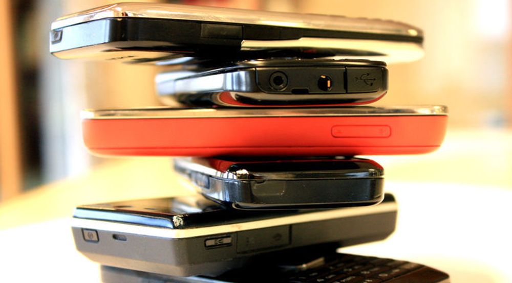 En spørreundersøkelse tyder på at det er 8,3 millioner ubrukte mobiltelefoner i Norge. Aksjonen til Telenor og Norsk idrettsforbund håper å samle inn 230 000 av dem.