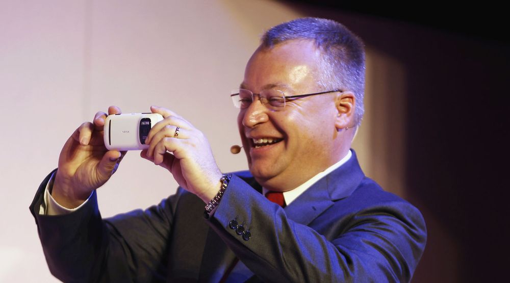 Stephen Elop, Nokias toppsjef, viste stolt frem selskapets nyeste kameratelefon på en stor mobilmesse i Barcelona denne uken. Men investorene hadde ikke like god grunn til å trekke på smilebåndet. 