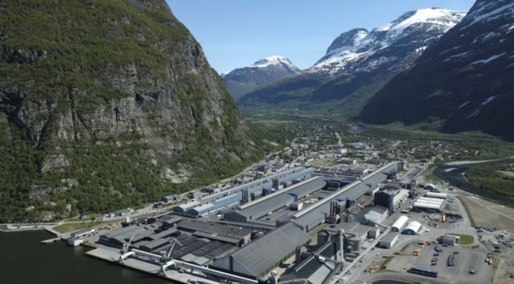 Aluminiums-giganten Norsk Hydro forlenger en avtale med EDB Ergogroup om utvikling og drift av selskapets applikasjon for råvareinnkjøp. Bildet er fra Hydros anlegg på Sunndal. 