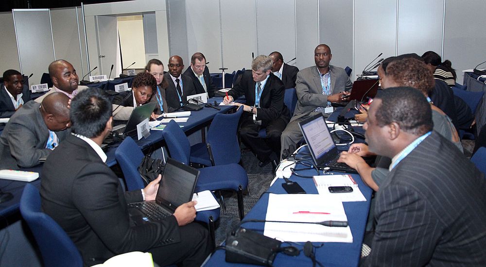 Forhandlinger på WCIT 2012 ble også ført i mindre grupper. Hovedpoenget med konferansen var å vedta en internasjonal telekomtraktat som kan forskynde 4,5 milliarder menneskers tilgang til bredbånd.
