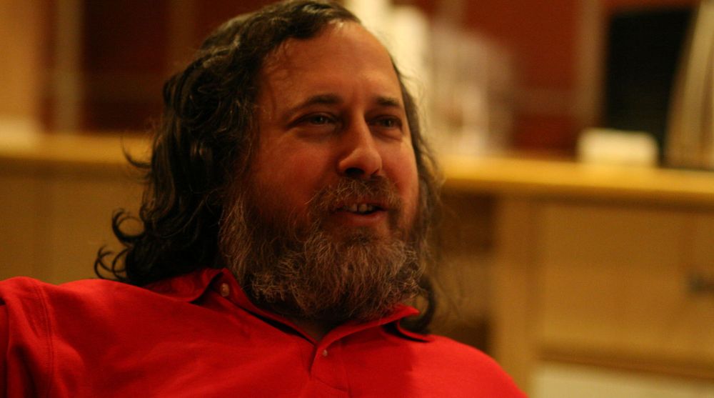 Friprog-guru Richard Stallman advarer mot GNU/Linux-distribusjonen Ubuntu fordi brukernes søkestrenger sendes til Canonical. Her fotografert i forbindelse med et foredrag han holdt i februar 2009 på Chateau Neuf i Oslo.
