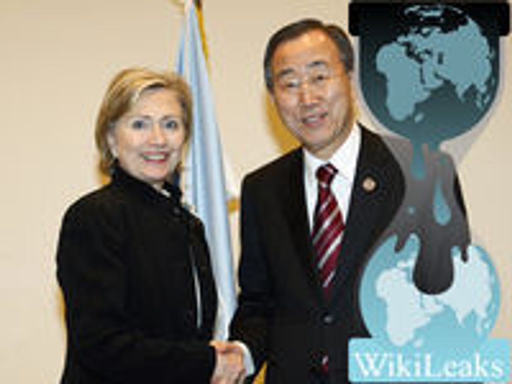 Montasjen bygger på et bilde tatt av USAs utenriksminister Hillary Clinton og FNs generalsekretær Ban Ki-moon i Eypt i mars 2009, av UN Photo/Mark Garten, fire måneder før Clinton beordret datainnbrudd og overvåking av generalsekretærenog andre FN-topper.