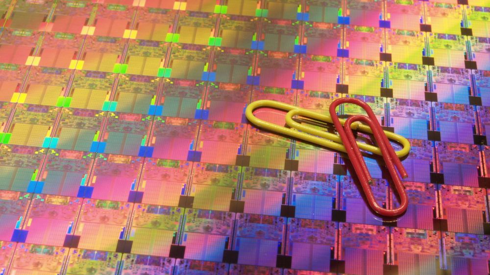 Intels 45 nanomeeters prosess, her illustrert ved Core 2 Duo-prosessorer, ligger også til grunn for den nye Core i7 med fire kjerner. En Core i7 kan beskrives som to sammenslåtte Core 2 Duo med forbedringer innen I/O, minnearkitektur og strømsparing.