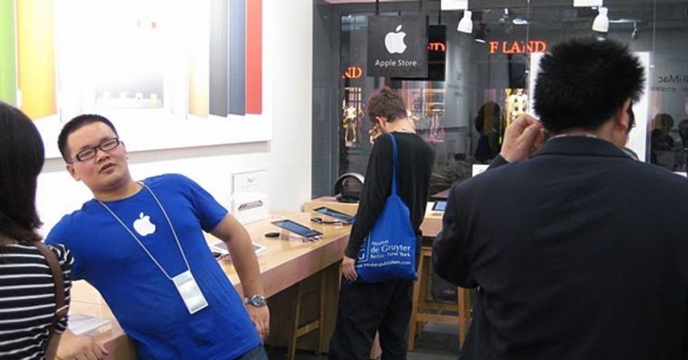 De ansatte hevder varene er ekte. At butikken har stjålet Apple Store-konseptet spiller ingen rolle, mener en av selgerne. (Bilde gjengitt med tillatelse)