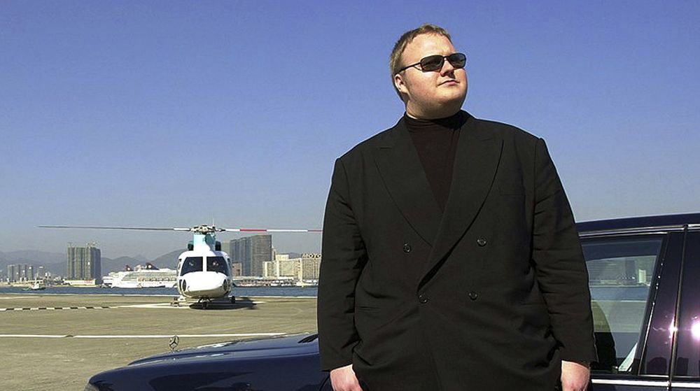 Den tyske internettmillionæren Kim Schmitz, alias Kim Dotcom, poserer ved en luksusbil på flyplassen i Hongkong, i et bilde fra 1999. Han ble arrestert med tre andre i Auckland, New Zealand, fredag, mistenkt for å være hovedmannen bak Megaupload som ifølge FBI driver stort innen brudd på internasjonale åndsverkslover.