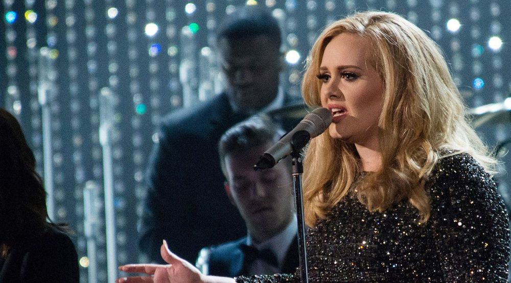 Artisten Adele, som på bildet spiller på Oscar-utdelingen tidligere denne uken, er den mestselgende artisten i 2012 med 8,3 millioner solgte plater - både fysisk og digitalt. 