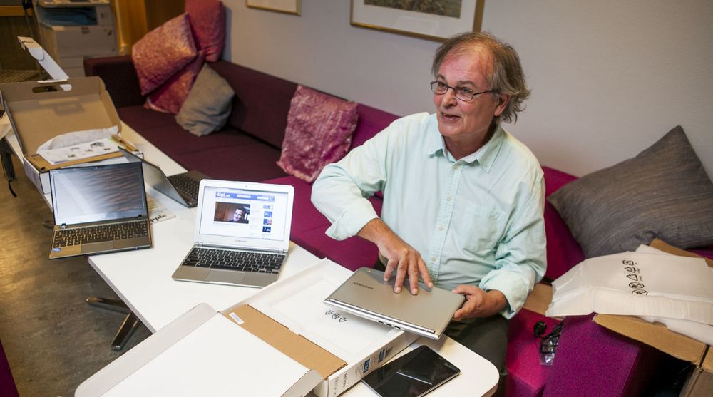 Knut Carlsen fikk gleden av å åpne pakkene med Chromebook.