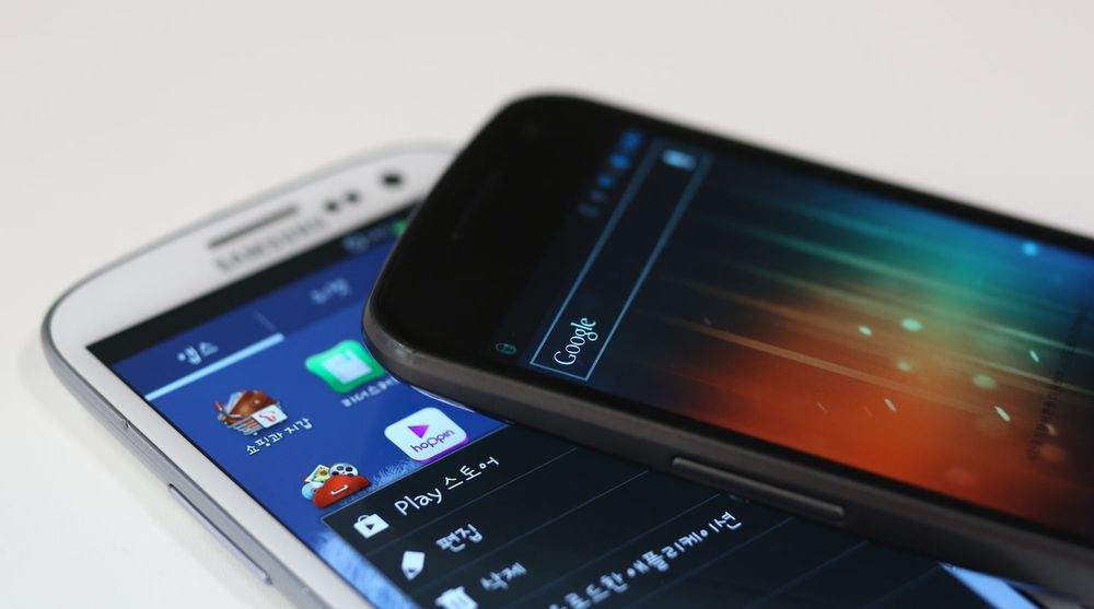 Samsungs store suksess med Galaxy-produktene, her representert ved Galaxy S III (underst) og Galaxy Nexus, oppleves ikke bare som positivt hos Google. Årsaken er at disse produktene fortrenger konkurrerende Android-produkter fra andre leverandører, noe som kan gi Samsung langt bedre kort i framtidige forhandlinger med Google om deling av inntekter og innflytelse.