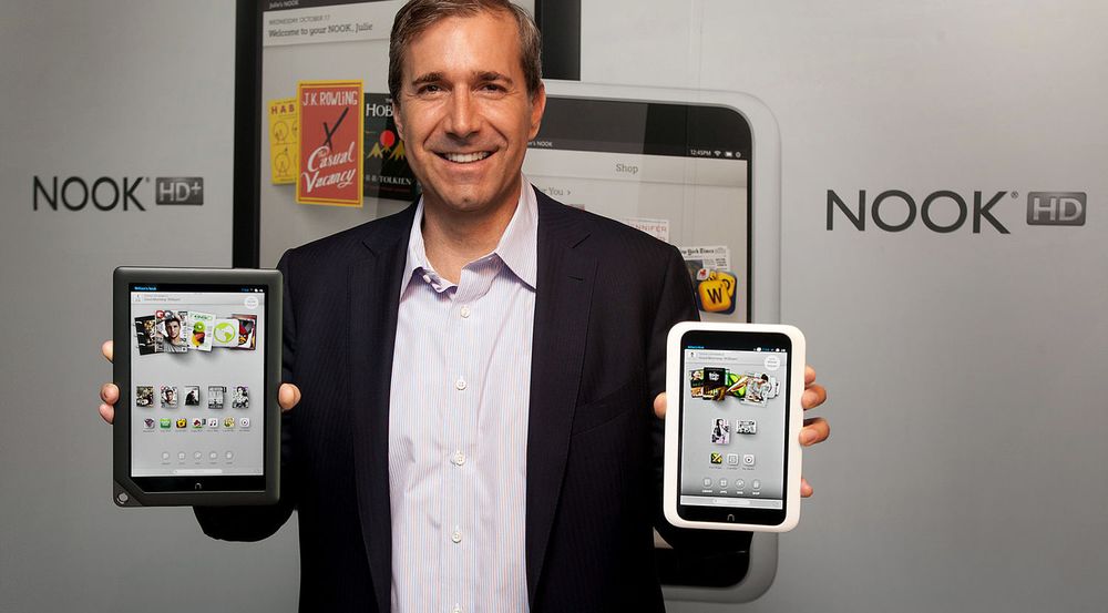 TØFF KONKURRANSE: Barnes & Noble-direktør William Lynch viser her stolt fram Nook HD+ og Nook HD, to nettbrett selskapet lanserte høsten 2012. Bokgiganten tilbyr også e-ink-baserte lesebrett. Kanskje sikter de nå mot en fremtid som ren innholdsleverandør?