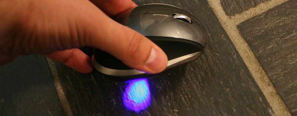 Microsofts patenterte BlueTrack-teknologi er basert på en kraftig blå stråle. Hvis man som her løfter musen litt ser man at strålen er mye mer «samlet» enn tilfellet er ved lasermus.