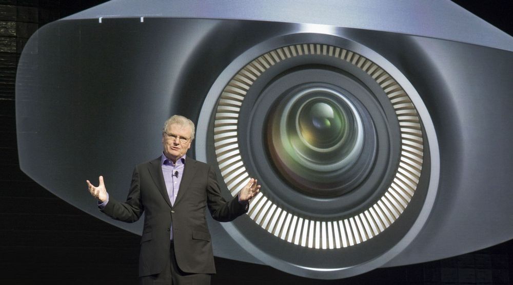 Howard Stringer presenterte en ny Sony-prosjektor på CES-messen i Las Vegas tidligere i år. 1. april går han av som toppsjef i det japanske selskapet. I fjor falt aksjekursen kraftig, i takt med at selskapet ble frakjørt i konkurransen med Apple og Samsung.