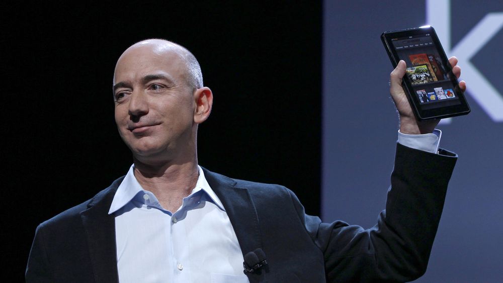 Resultatene til Amazon skuffet stort i fjerde kvartal, selv om selskapet har solgt svært mange Kindle Fire-nettbrett. Her poserer selskapets toppsjef og gründer, Jeff Bezos, med selskapets nettbrett under lanseringen i fjor høst.