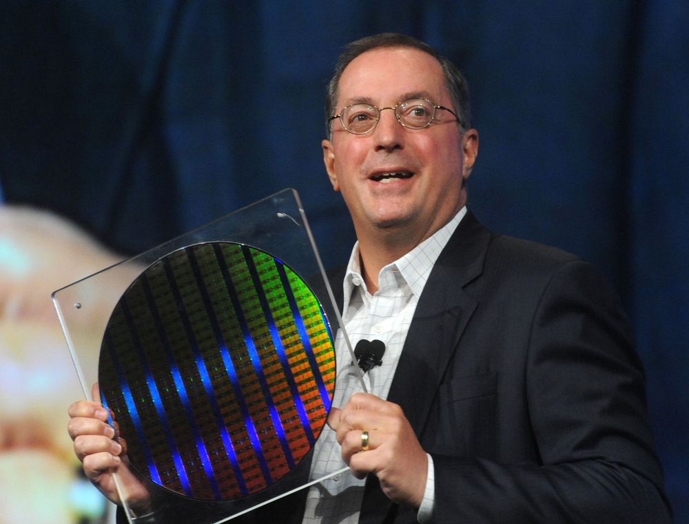 Intel-sjef Paul Otellini ser lysere på framtiden, men advarer at det vil ta tid før bedriftsmarkedet virkelig tar seg opp.