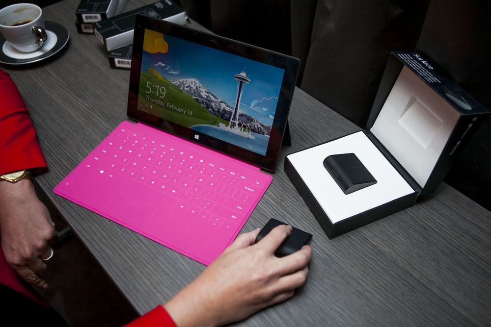 Microsoft tilbyr diverse tilleggsutstyr til Surface. Foruten tastatur inkluderer det faktisk også en liten trådløs mus, utformet i samme «VaporMg»-metallskrog som brettet.