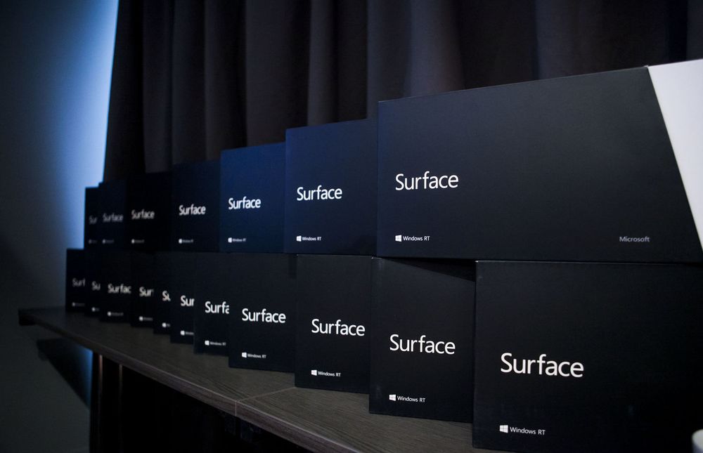 Microsoft selger omsider Surface RT også i Norge. Torsdag ble produktet for første gang vist fram til norsk teknologipresse. Samtidig gikk startskuddet for salg i Norge og ytterligere 12 andre land.
