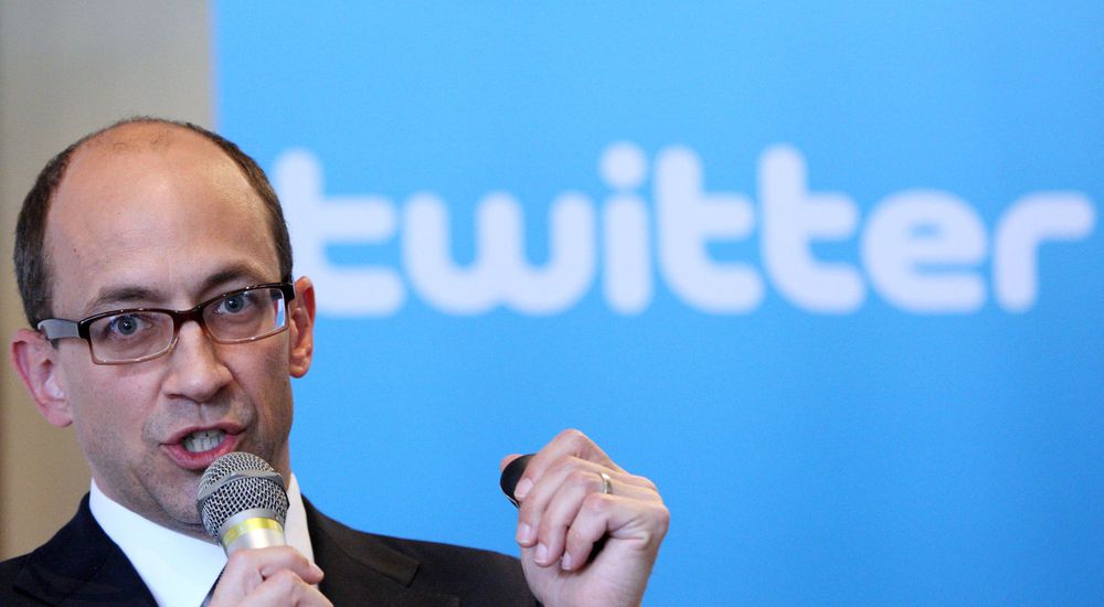 Twitters toppsjef, Dick Costolo, er forventet å ta selskapet på børs i løpet av 2013. Da kan inntekter fra netthandel komme svært godt med. 