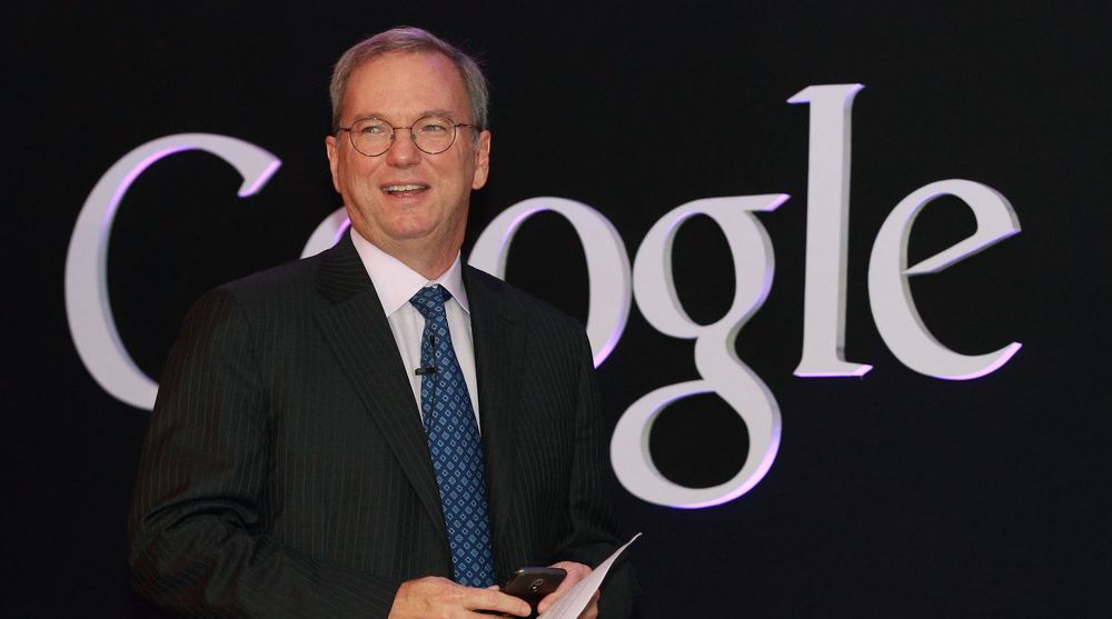 Google forsikrer at styreleder Eric Schmidt ikke er på vei ut, selv om han selger seg ned.