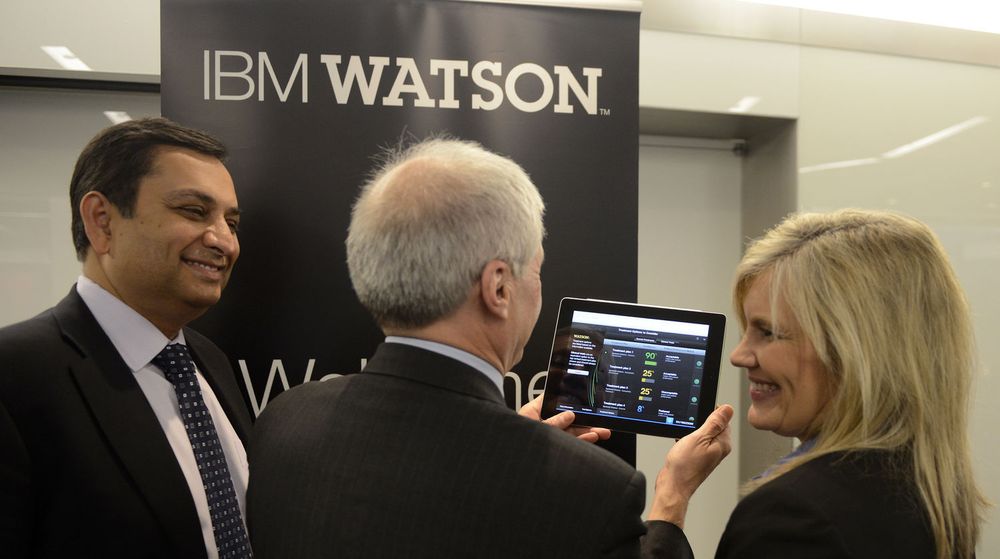 Onkologi-utgaven av IBM Watson kan betjenes fra nettbrett, om ønskelig eller praktisk. Fra venstre: Manoj Saxena leder utviklingen av nye løsninger til Watson; Mark Kris leder avdelingen for brystkasseonkologi ved Memorial Sloan-Kettering Cancer Center; Lori Beer er ansvarlig i Wellpoint for IT og nye forretningsområder. Bildet er tatt på IBMs helse- og omsorgsforum i New York City, fredag 8. februar i år.