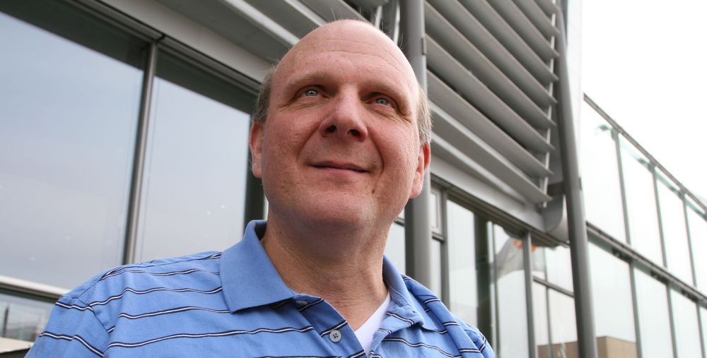 Mens resten av USA sliter med finanskrise, går Steve ballmer ut i markedet for å låne penger, for første gang i Microsofts historie.