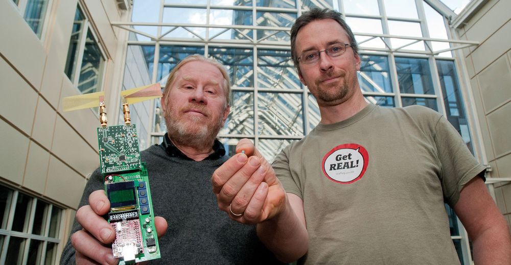 Philipp Häfliger (t.h.) og Tor Sverre Lande ved Institutt for informatikk ved UiO med et apparat som ved hjelp av trådløs energi måler blodsukkeret under huden.