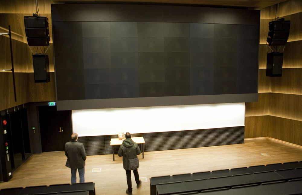 Den massive videoveggen består av 40 høyoppløste skjermer. Til sammen har forelesningssalen teknisk utstyr for 10 millioner kroner.