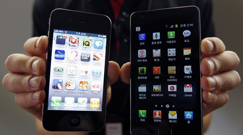 Samsung og Apple, her representert med hver sin smarttelefon, fortsetter sine juridiske slosskamper.